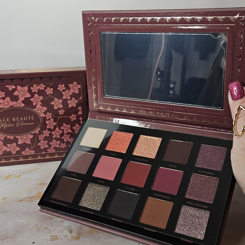 Ace Beaute Eyeshadow Palette - Vibrant Hues